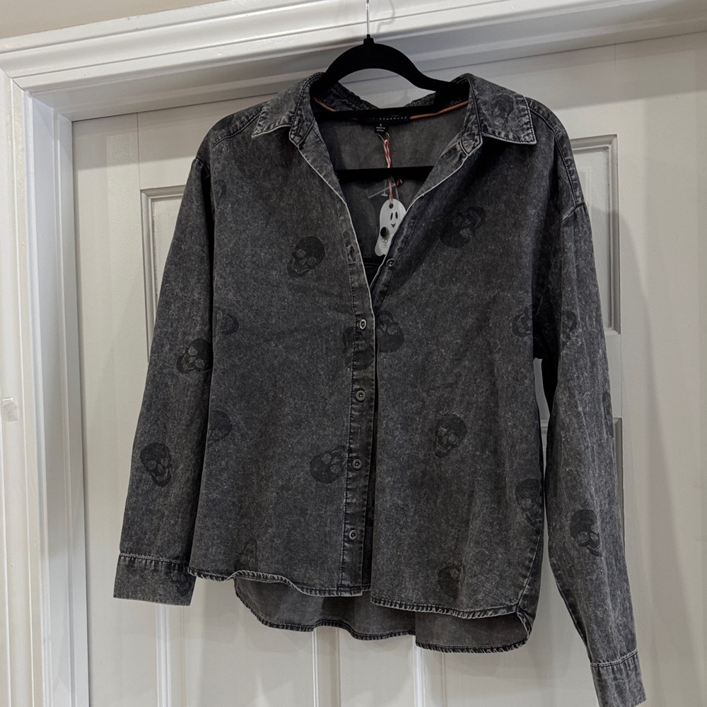 NWT Jane + Delancey Gray Skull Button-Up Shirt - Picture 2 of 10